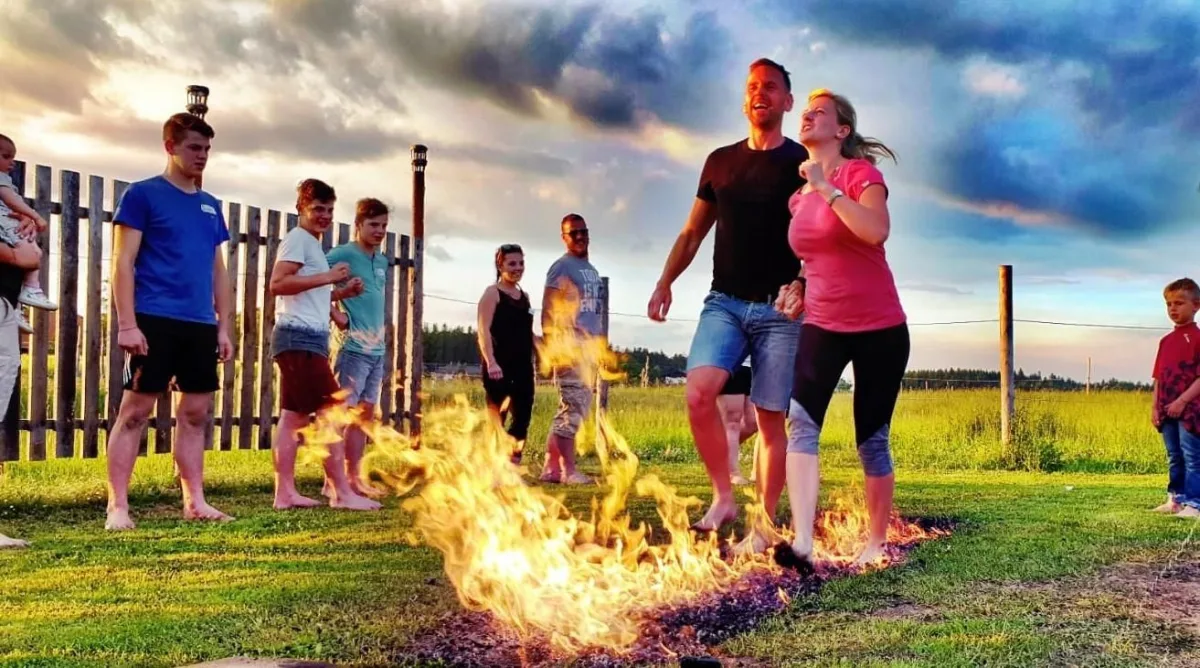 Feuerlauf über glühende Kohlen im Polter Camp