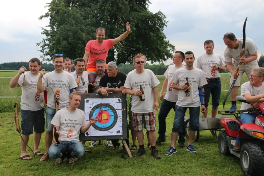 Freunde feiern gemeinsam im Camp