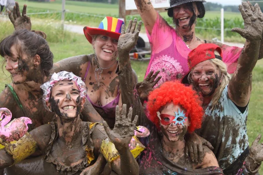 Mädelsrunde beim Schlammsuhlen — Lachen garantiert