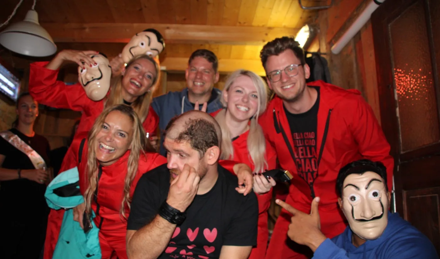 Ausgelassene Kostümparty in geselliger Runde