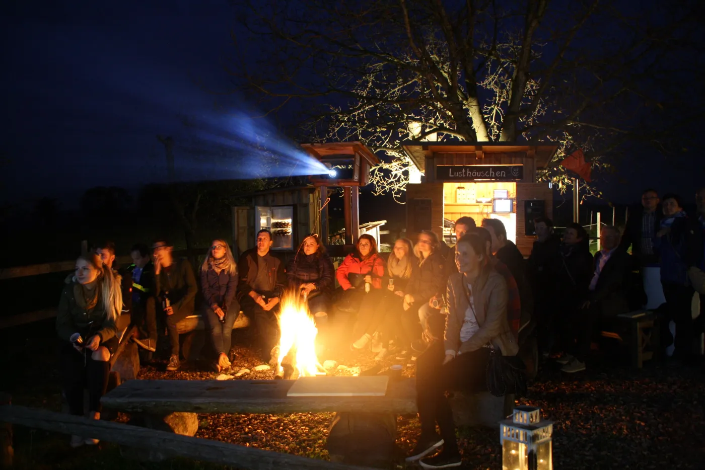 Ausgelassene Runde am Lagerfeuer beim Lusthäuschen