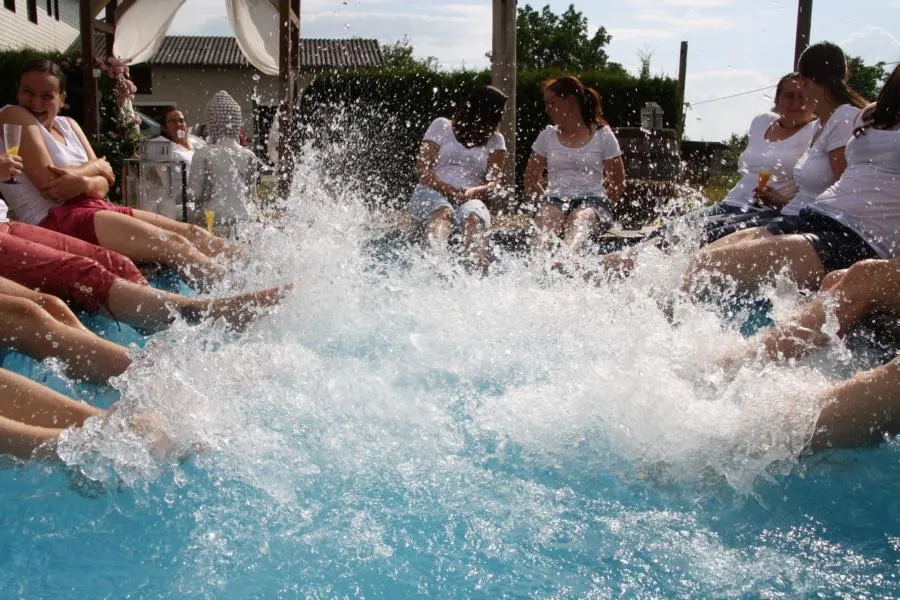 Wasserschlacht bei der Pool Party