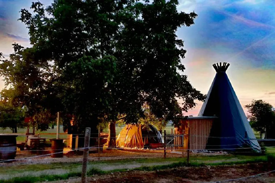 Tipi in der Abenddämmerung