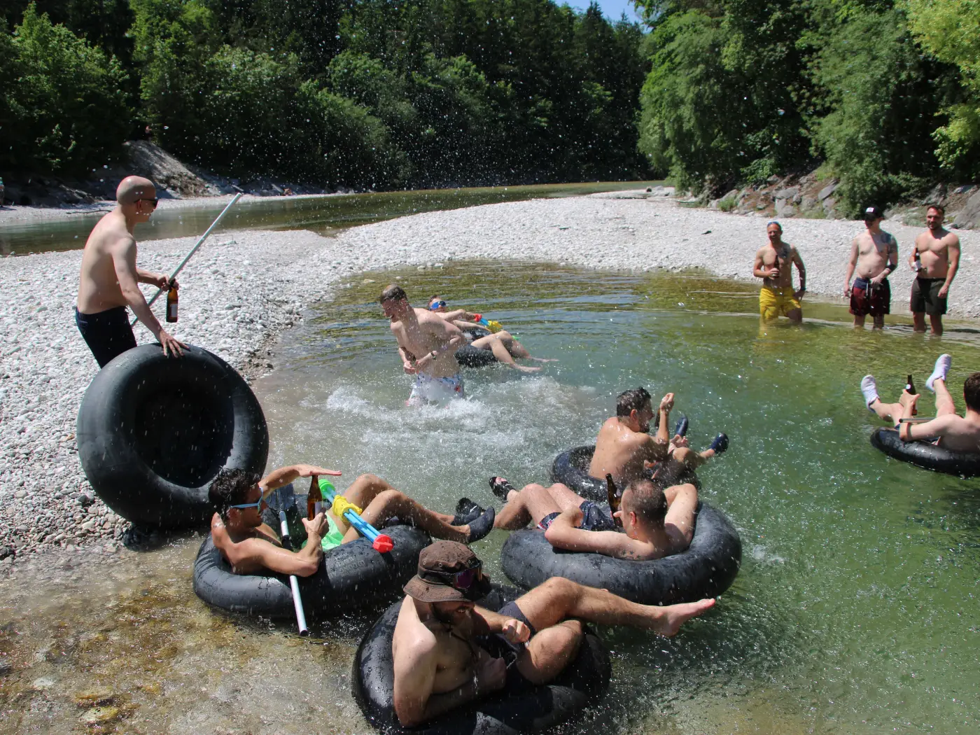 Poltergruppe planscht auf Traktorreifen-Schläuchen in der Alm